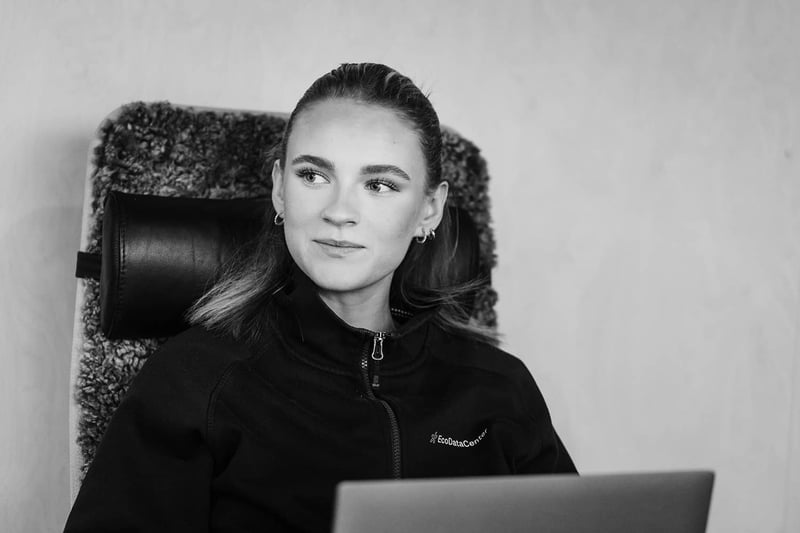 Ebba vid dator mini